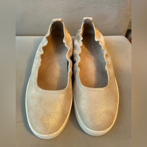 Vionic Women's Shimmering Cream Flats